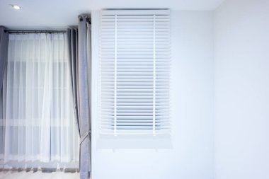 Dikey veya venedik jaluziler ayarlanıyor. Hücresel yatay kayrak, panel, iz sürme ya da deklanşör ile doğal ışık, güneş ışığı ya da güneş ışığının iç odaya ya da ofise girmesine izin verecek şekilde ayarlama, kapatma ya da açma için tasarla.