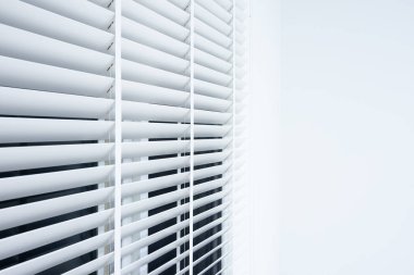 Dikey veya venedik jaluziler ayarlanıyor. Hücresel yatay kayrak, panel, iz sürme ya da deklanşör ile doğal ışık, güneş ışığı ya da güneş ışığının iç odaya ya da ofise girmesine izin verecek şekilde ayarlama, kapatma ya da açma için tasarla.
