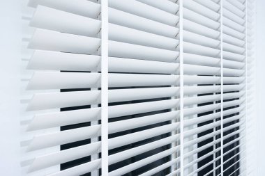 Dikey veya venedik jaluziler ayarlanıyor. Hücresel yatay kayrak, panel, iz sürme ya da deklanşör ile doğal ışık, güneş ışığı ya da güneş ışığının iç odaya ya da ofise girmesine izin verecek şekilde ayarlama, kapatma ya da açma için tasarla.