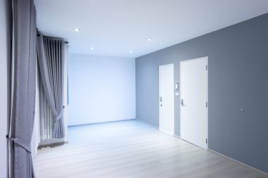 Geceleri boş oda ya da yatak odası. Ahşap zeminli ya da kaplamalı iç bina, duvar, kapı, göz perdesi ve loş ışık. Arkaplan için yeni temiz görünüm modern.