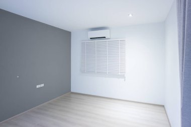 Geceleri boş oda ya da yatak odası. Ahşap zeminli ya da kaplamalı iç bina, duvar, klima, dikey ya da venedik panjurlar ayarlanıyor. Arka plan için modern görünün.