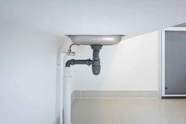 厨房水池下的排水管或下水道 不锈钢洗涤槽的Pvc塑料管和软管连接包括水龙头 排水管和排水管系统中的废物 — 图库照片