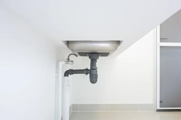 Kanalizasyon Borusu Mutfak Lavabosunun Altı Pvc Plastik Boru Paslanmaz Çelik — Stok fotoğraf