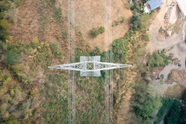 İletişim kulesi ya da kule havadan görünüyor. Bu alt istasyon, elektrik şebekesi şebekesi ağının kablo, kablo veya üstten elektrik hattı taşıması için gerekli altyapı veya çelik yapı 
