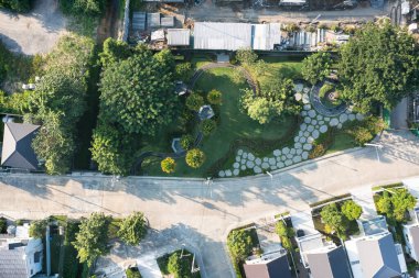 Havadan bakıldığında konut inşaatı. Ayrıca köy ya da topluluk, arazi alanındaki konut binası olan bahçeyi de kapsıyor. Satılık ya da satın almak için inşaat veya alt bölümden gayrimenkul ya da mülk