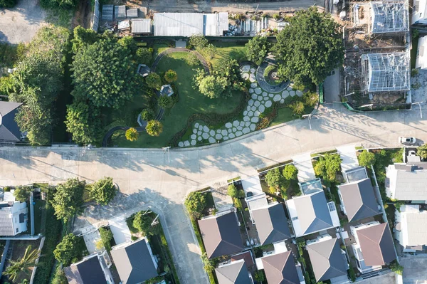공중에서의 주거용 부동산 마을이나 공동체라고 도불리는 정원이나 주거용 건물로 이루어져 — 스톡 사진