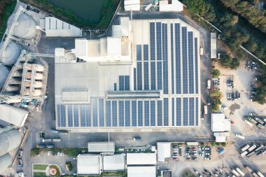 Hava görüntüsündeki yankı binası çatıdaki paneldeki güneş veya fotovoltaik hücreden oluşuyor. Elektrik enerjisi üretme teknolojisi, ışıkla elektrik akımı. Gelecek için yeşil temiz enerji.