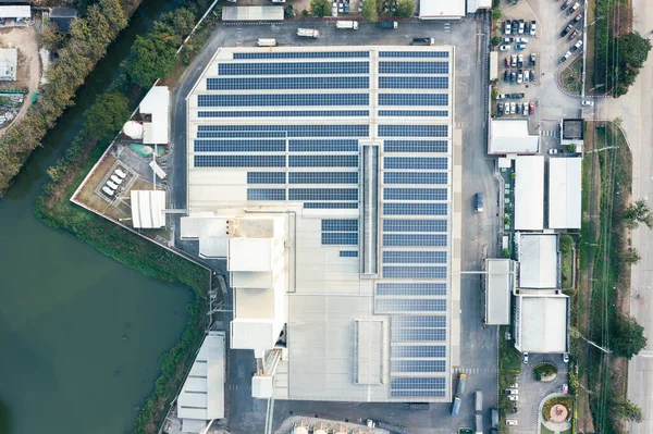 空中ビューのエコビルは屋根の上にパネルに太陽電池または太陽電池で構成されています 光による電力 直流電気を発生させる技術 将来のための緑のクリーンエネルギー — ストック写真