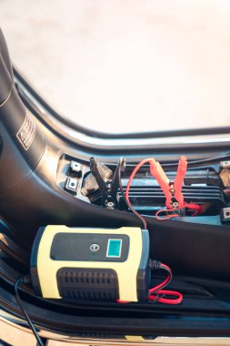 Elektrik, akümülatöre enerji, motorsiklet arızası ya da motorsiklette şarj oluyor. Ekipman aracını dahil et Taşınabilir şarj aleti, pozitif negatif klemp, kırmızı siyah kablo. May aradı, şarj et, kontrol et, onar.