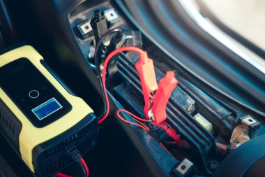 Elektrik, akümülatöre enerji, motorsiklet arızası ya da motorsiklette şarj oluyor. Ekipman aracını dahil et Taşınabilir şarj aleti, pozitif negatif klemp, kırmızı siyah kablo. May aradı, şarj et, kontrol et, onar.