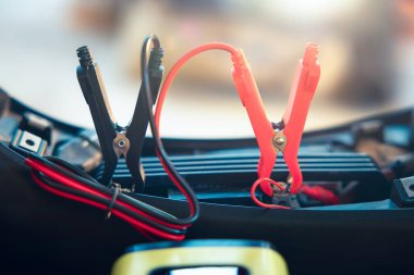 Elektrik, akümülatöre enerji, motorsiklet arızası ya da motorsiklette şarj oluyor. Ekipman aracını dahil et Taşınabilir şarj aleti, pozitif negatif klemp, kırmızı siyah kablo. May aradı, şarj et, kontrol et, onar.