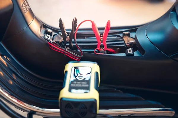 Charging Electric Power Energy Accumulator Dead Battery Breakdown Motorcycle Motorbike — Foto de Stock