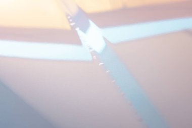 Kabarcık sorunu olan otomobil aracının film ambalajını kapatın. Hasarlı çiziklerden korunmak için boya kaplı vinil folyo. Uzman tarafından yerleştirilmeye. Araba bakımı ve temizlik servisi