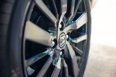 Chiang Mai, Tayland - 18 Mayıs 2022: Honda ikon logosuna sahip araba alaşımı tekerleği yıkama, temizleme ve cilalama ile hizmet vermektedir. Jant, disk, lastik dahil. Krom, gümüş ve siyah alüminyum çelikten bir lüks..