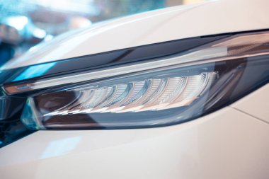 Araba farlarının yakın çekim detayları kurşun ampul, sinyal göstergesi, ışık, lamba parçası, gündüz çalışan ışıktan oluşur. Otomotiv, otomobil, lüks, cilalama, temizlik ve yıkama kavramı.