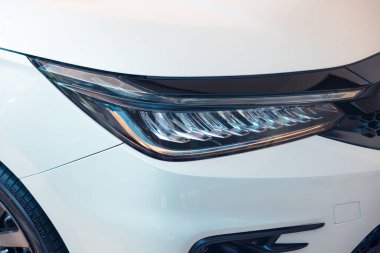 Araba farlarının yakın çekim detayları kurşun ampul, sinyal göstergesi, ışık, lamba parçası, gündüz çalışan ışıktan oluşur. Otomotiv, otomobil, lüks, cilalama, temizlik ve yıkama kavramı.