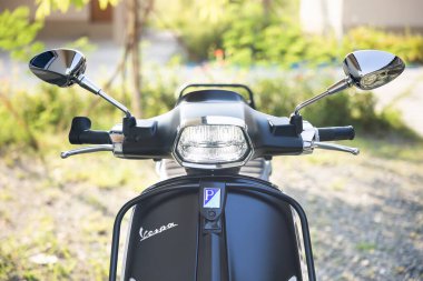 Chiang Mai, Tayland - 3 Nisan 2022 Vespa sprint klasik scooter 'ının önündeki far veya far yıkandı. Kurşunlu ampul ve lamba da dahil. Eski model motosiklet, motosiklet ya da motosiklet.