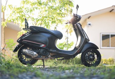 Chiang Mai, Tayland - 3 Nisan 2022: Vespa Sprint klasik scooter 150 cc 2020 siyah mat renk yan görünüm. Klasik otomatik motosiklet ya da kaza barı olan motosiklet dışarıda yıkandı ve temizlendi..