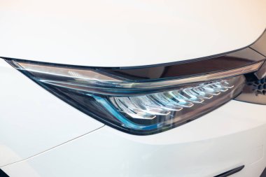 Araba farlarının yakın çekim detayları kurşun ampul, sinyal göstergesi, ışık, lamba parçası, gündüz çalışan ışıktan oluşur. Otomotiv, otomobil, lüks, cilalama, temizlik ve yıkama kavramı.