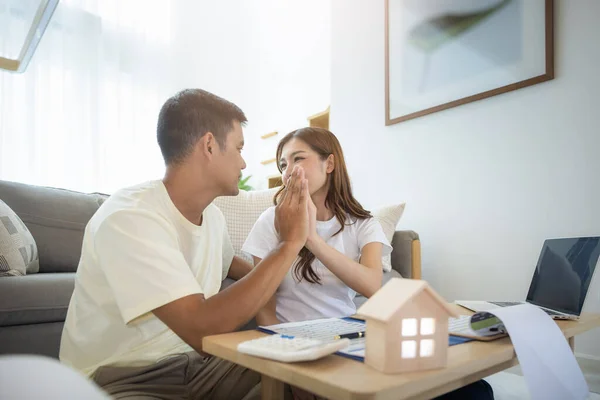 Asian Couple Home House Compare Prices Interest Credit Include Laptop — Stock Photo, Image