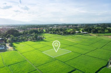 Arazi havadan görünüyor. Harita için boş bölgenin kayıt sembolünü tanımla. Bu mülk, ev, ev ya da yerleşim yeri olarak kullanılabilir. inşaat, geliştirme, satış, kira ve satın alma.