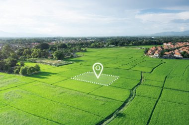 Arazi havadan görünüyor. Mülk için GPS tescil araştırması, harita için gayri menkul, yer ve alan. Konut inşaatı ve geliştirme konsepti. Ayrıca ev, satılık ev, satın alma, yatırım