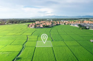 Arazi havadan görünüyor. Mülk için GPS tescil araştırması, harita için gayri menkul, yer ve alan. Konut inşaatı ve geliştirme konsepti. Ayrıca ev, satılık ev, al, al..