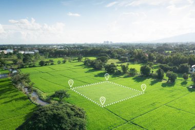 Arazi havadan görünüyor. Mülk için GPS tescil araştırması, harita için gayri menkul, yer ve alan. Konut inşaatı ve geliştirme konsepti. Ayrıca ev, satılık ev, al, al..