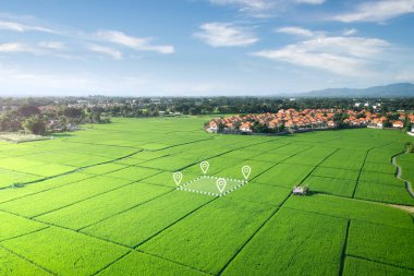 Arazi havadan görünüyor. Mülk için GPS tescil araştırması, harita için gayri menkul, yer ve alan. Konut inşaatı ve geliştirme konsepti. Ayrıca ev, satılık ev, al, al., 