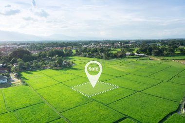 Arazi havadan görünüyor. Gayrimenkul veya mülk, boş arazi veya yeşil alandan ve konut inşaatı, satış, kira, satın alma veya yatırım yoluyla geliştirme için GPS konumunun nokta noktasından oluşur..