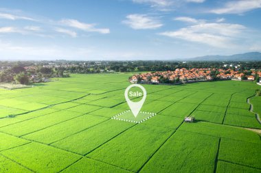 Arazi havadan görünüyor. Gayrimenkul veya mülk, boş arazi veya yeşil alandan ve konut inşaatı, satış, kira, satın alma veya yatırım yoluyla geliştirme için GPS konumunun nokta noktasından oluşur..