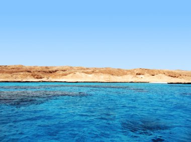 Sandy Adası ve gök mavisi deniz