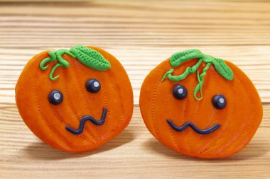 Cadılar Bayramı partisi geçmişi, balkabağı figürleri ahşap arka planda, kopya alanı, kart, davetiye, top kek, Cadılar Bayramı