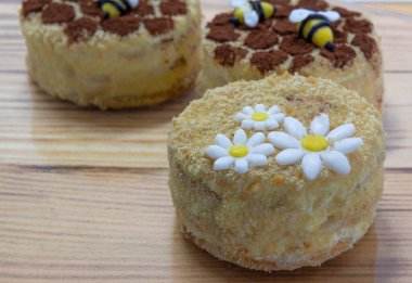 Ekşi kremayla süslenmiş ballı pasta ve ahşap kırsal arka planda şekerleme çiçekleri, medovik, bal ile pişirme, fotokopi alanı, ev yapımı