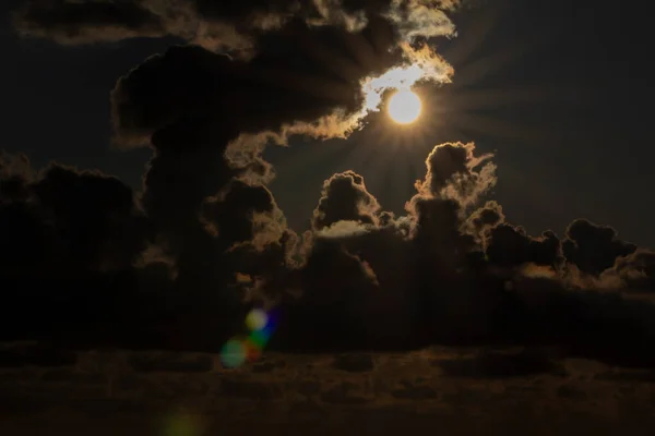 Puesta de sol sobre el mar, nubes de lluvia oscura. Mar Báltico, Lituania Palanga. espacio de copia, patrón, fondo de pantalla. Europa —  Fotos de Stock