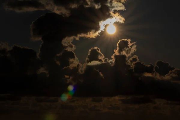 Denizin üzerinde gün batımı, kara yağmur bulutları. Baltık Denizi, Litvanya Palanga. Kopya alanı, desen, duvar kağıdı. Europa — Stok fotoğraf