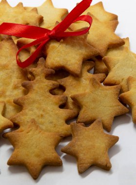 Beyaz arka planda zencefilli kurabiye. Noel arkaplanı. Yeni yıl teması. Mutlu Noeller ve mutlu yıllar. Tebrik kartı, çerçeve, bayrak, kopyalama alanı.