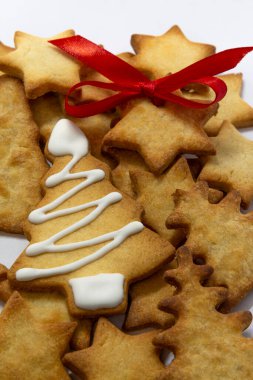 Beyaz arka planda şekerle süslenmiş zencefilli ekmek. Noel pastası geçmişi. Yeni yıl teması. Mutlu noeller ve mutlu noeller tebrik kartı, çerçeve, pankart. Noel..