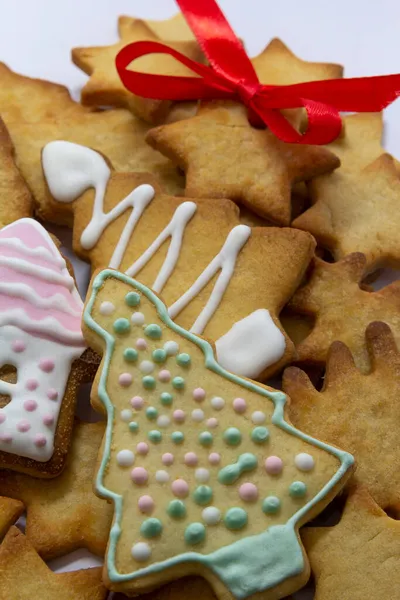 Pan de jengibre decorado con azúcar glaseado. Fondo para hornear Navidad. Tema Año Nuevo. Feliz Navidad y Feliz Año Nuevo Tarjeta de felicitación, marco, bandera. Noel.. — Foto de Stock