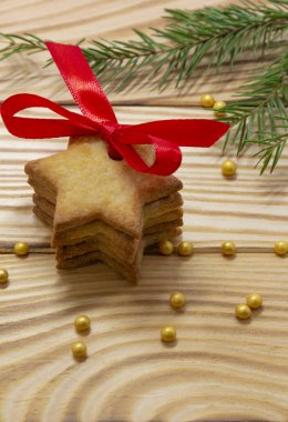 Zencefilli kurabiye ve köknar ağacı dalıyla klasik kırsal ahşap arka plan. Noel arkaplanı. Yeni yıl teması. Mutlu Noeller ve mutlu yıllar. Tebrik kartı, çerçeve, bayrak, kopyalama alanı.