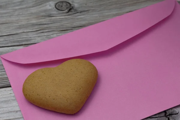 Heart shaped cookie, purple envelopes on a wooden rustic background. Valentines Day, greeting card, pastry, Copy space, top view, love concept, Engagement, horizontal. — Photo