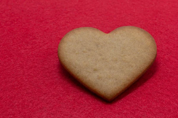 Coeur en forme de pain d'épice maison fond de feutre rouge, Saint Valentin, carte de souhaits, pâtisserie, espace de copie, vue sur le dessus, concept d'amour, fiançailles, Saint Valentin 14 février — Photo