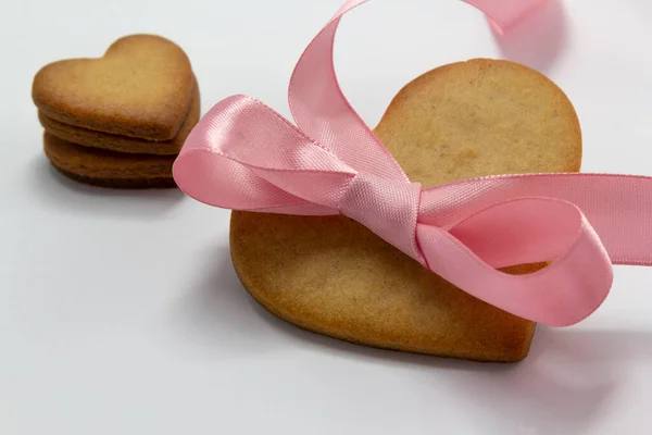 Srdce ve tvaru cookie fialová stuha bílé pozadí. Valentýn, přání k pozdravu, pečivo, Kopírovat prostor, pohled shora, koncept lásky, zásnuby, horizontální, Valentýn únor 14 — Stock fotografie