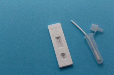 Mavi arkaplan üzerinde SARS-CoV-2 Hızlı Antijen Testi, yatay kopyalama alanı