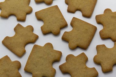 Yapboz, yapboz şekilli kurabiyeler beyaz arkaplanı kapatın, yatay fotokopi alanı arka planı. Takım oluşturma kavramı.