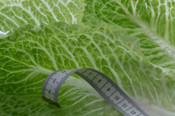Fita Métrica Folhas Alface Verde Saudável Vegetariano Alimentos Orgânicos Dieta — Fotografia de Stock