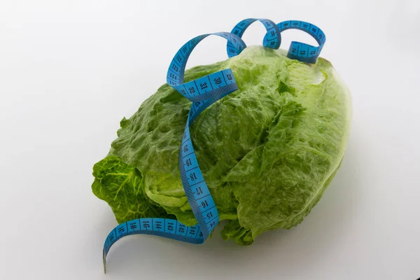 Mérőszalag zöld Romaine saláta izolált fehér. Egészséges vegetáriánus, bio ételek, diéta, fogyás koncepció, vízszintes, másolás hely, banner — Stock Fotó