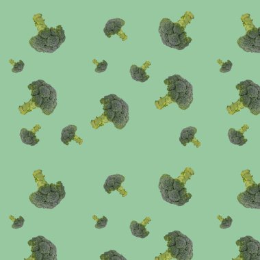 Brokoli yeşil arka planda izole edilmiş, çiğ sağlıklı yiyecek arka planında fotokopi alanı yatay. Tasarımın için kusursuz bir süs.