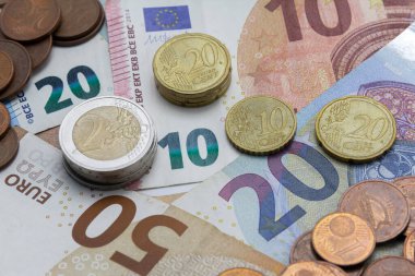 Arkaplan olarak para, Avro paraları ve banknotlar. Para ve finansal kavramlar