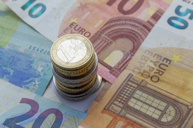 Arkaplan olarak para, Avro paraları ve banknotlar. Para ve finansal kavramlar. Yatay, afiş, kapak, maket, tasarımınız için